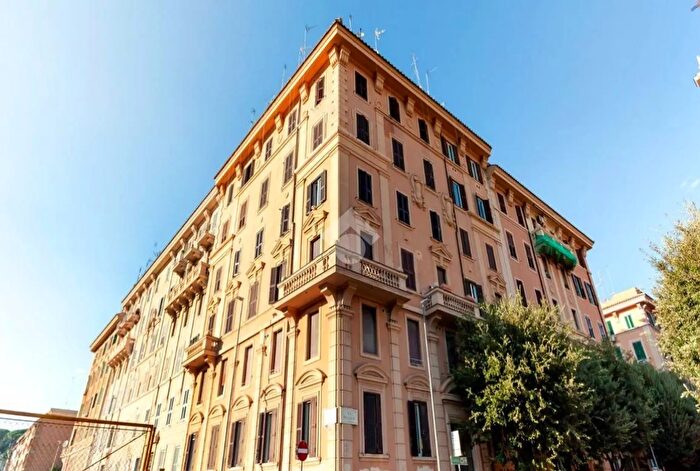 Appartamento trilocale in vendita in Via Nicolò III, Roma