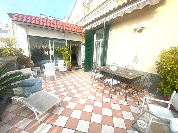 Appartamento con 10 locali in vendita in Via Domenico Cimarosa Napoli, Napoli