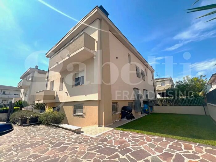 Casa con 6 locali in vendita in Via dGiunio Giovenale, Venafro