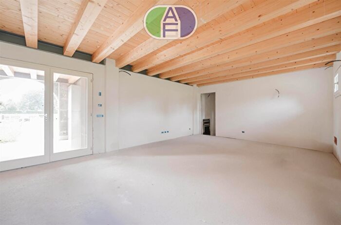 Appartamento con 5 locali in vendita in Via Monte Grappa, Salzano