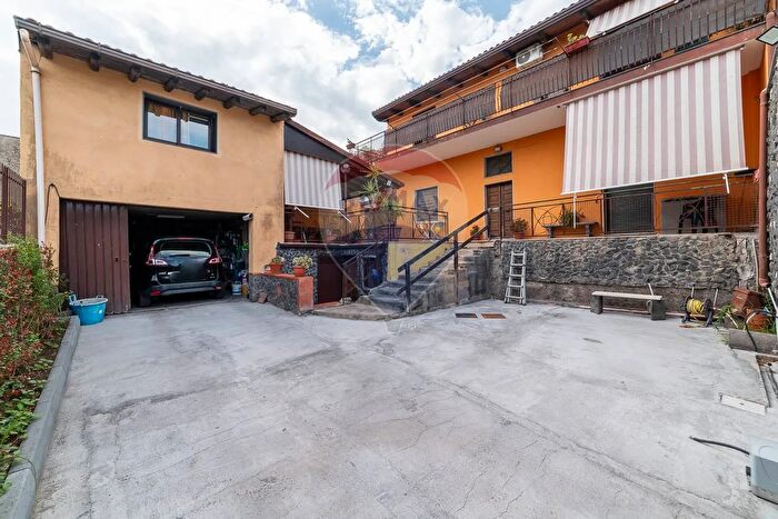 Casa con 10 locali in vendita in Via Salvatore Giuffrida, Mascalucia