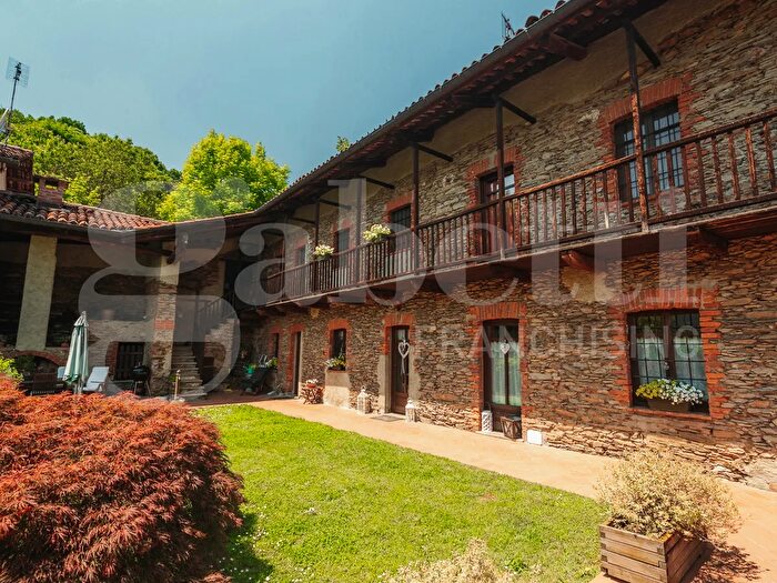 Casa con 7 locali in vendita in Via Palestrina, Roletto