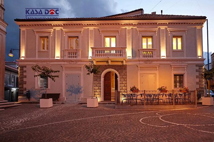 Appartamento con 9 locali in vendita in Piazza Giacomo Matteotti, Amaroni