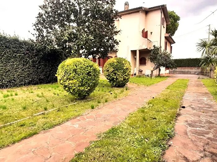Casa con 10 locali in vendita in Castellina Marittima