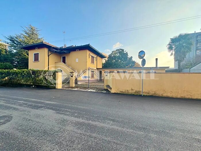 Casa con 10 locali in vendita in Via Rotate, Pordenone