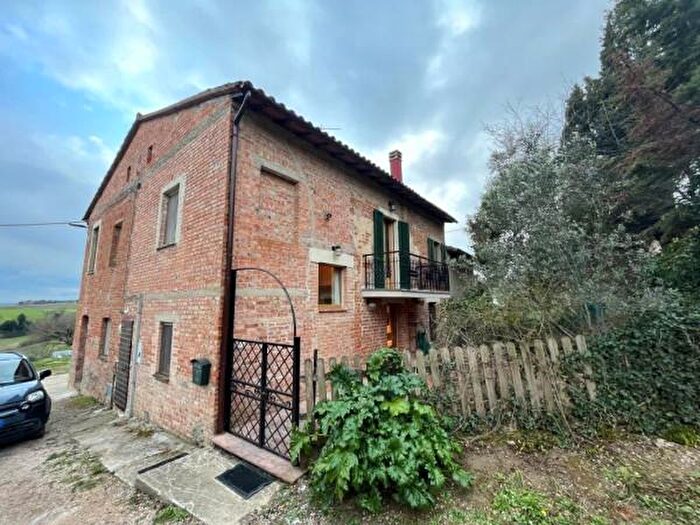 Casa con 6 locali in vendita in Castiglione Del Lago