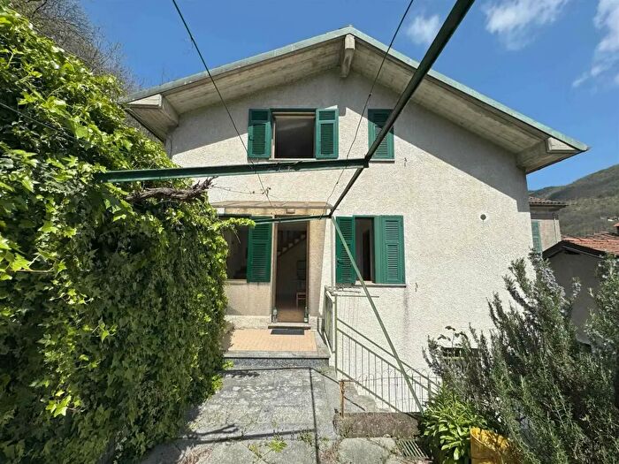 Casa bilocale in vendita in Vico Chiarella, Isola Del Cantone