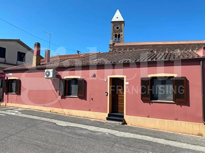 Casa quadrilocale in vendita in Piazza Pascoli, Santa Giusta