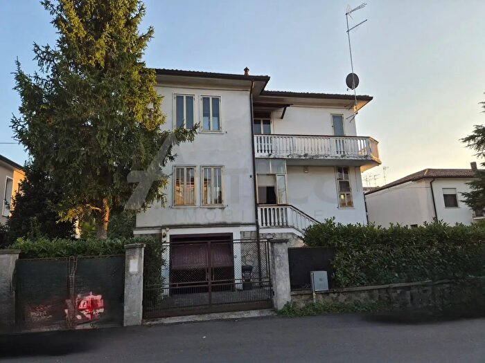 Casa con 8 locali in vendita in Piazza Ungheria Ro, Rovigo