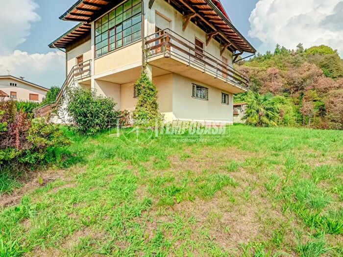 Casa trilocale in vendita in Via Giuseppe Garibaldi, Montegrino Valtravaglia