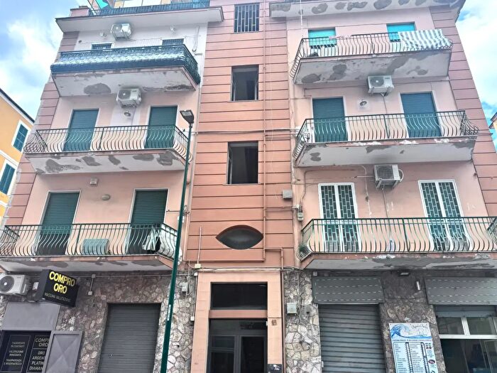Appartamento trilocale in vendita in Via Ascanio, Napoli