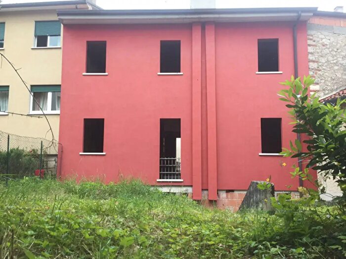 Casa con 6 locali in vendita in Via Roma, Piovene Rocchette