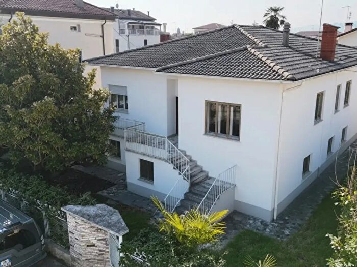 Casa con 11 locali in affitto in Via Cesare Battisti, Bassano Del Grappa