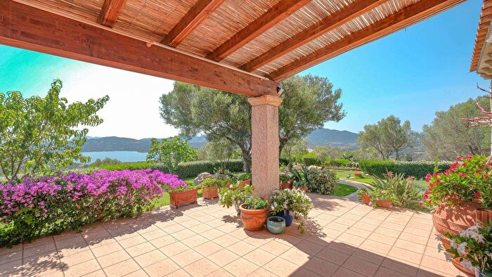 Casa con 7 locali in vendita in Via degli Orti, Olbia