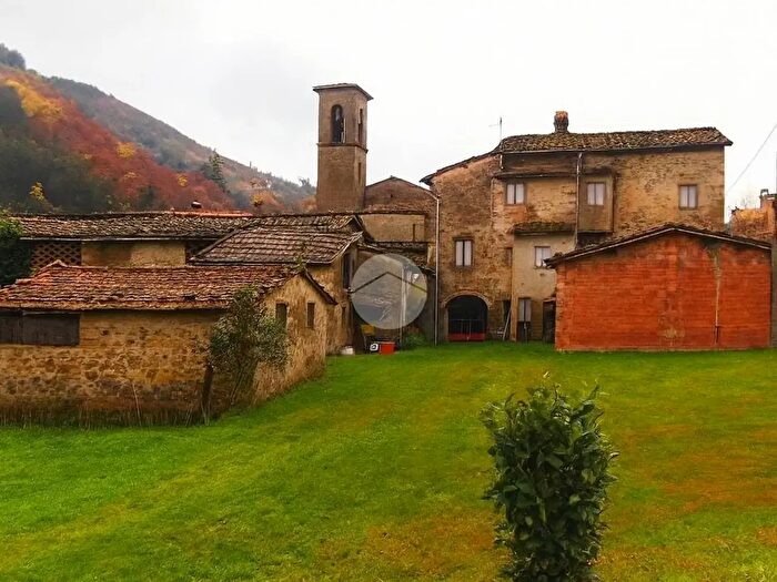 Appartamento con 20 locali in vendita in Casale Via Pieve, Castel San Niccolo