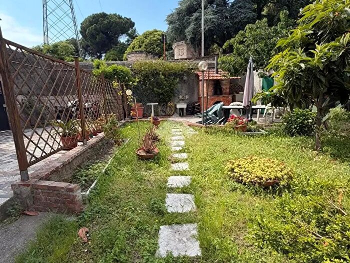 Casa con 8 locali in vendita in Via Coronata, Genova