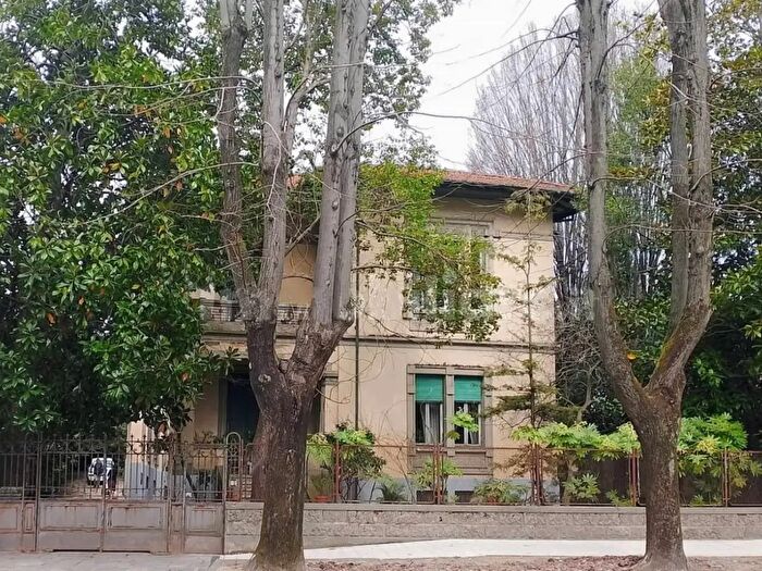 Casa con 12 locali in vendita in Lucca