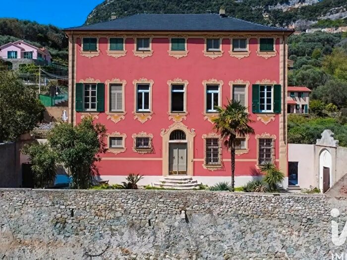 Appartamento con 7 locali in vendita in Via Calvisio, Finale Ligure