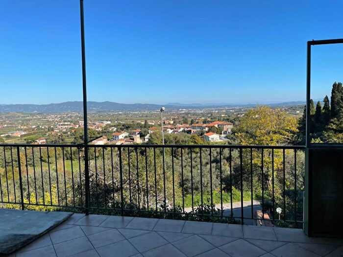 Casa con 8 locali in vendita in San Miniato