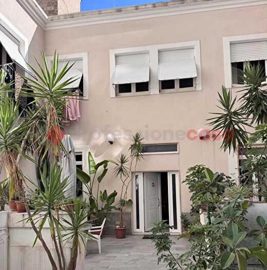 Appartamento con 5 locali in vendita in Via Regina Elena, Taranto