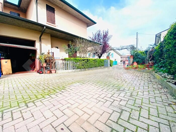 Casa quadrilocale in vendita in Via Salvo dAcquisto, Casalgrande