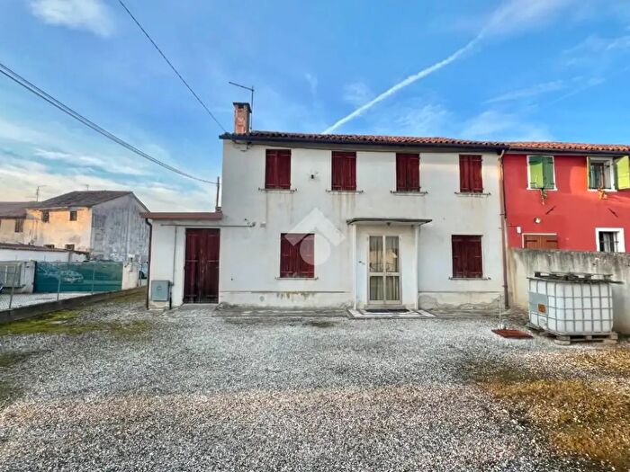 Casa quadrilocale in vendita in Via Ongarie, Morgano