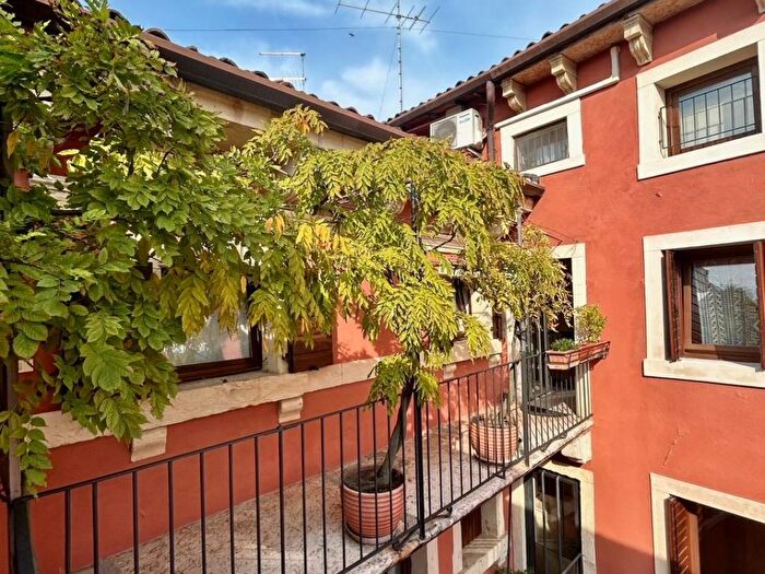 Appartamento trilocale in affitto in Via Indentro, Avesa, Verona