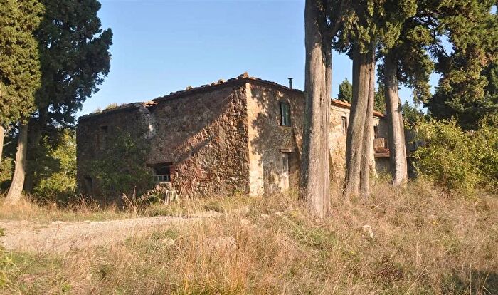 Casa con 12 locali in vendita in Lajatico