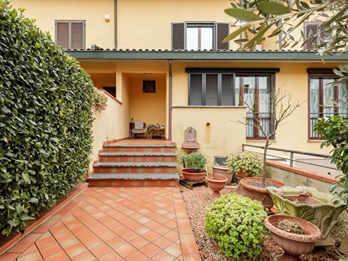 Casa con 6 locali in vendita in Via Baracca, Campi Bisenzio