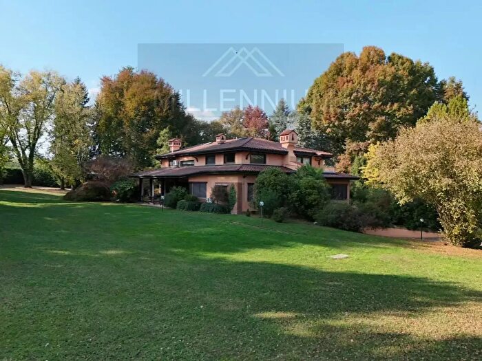 Casa con 20 locali in vendita in Arona