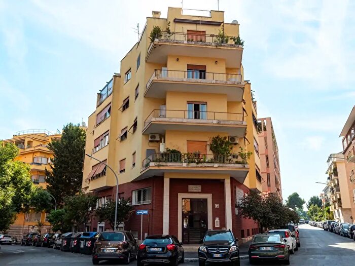 Appartamento quadrilocale in vendita in Largo Lucio Apuleio, Roma