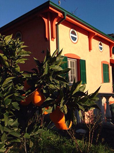 Casa con 10 locali in vendita in Vallebona