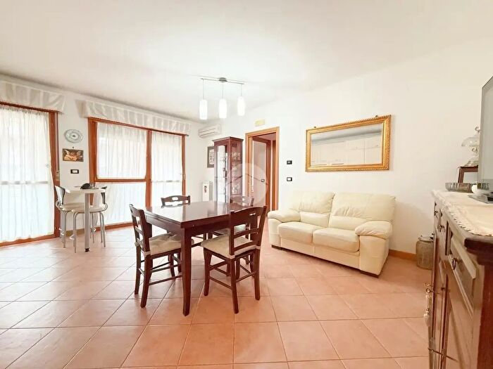 Appartamento trilocale in vendita in Via Rodolfo Verduzio, Roma