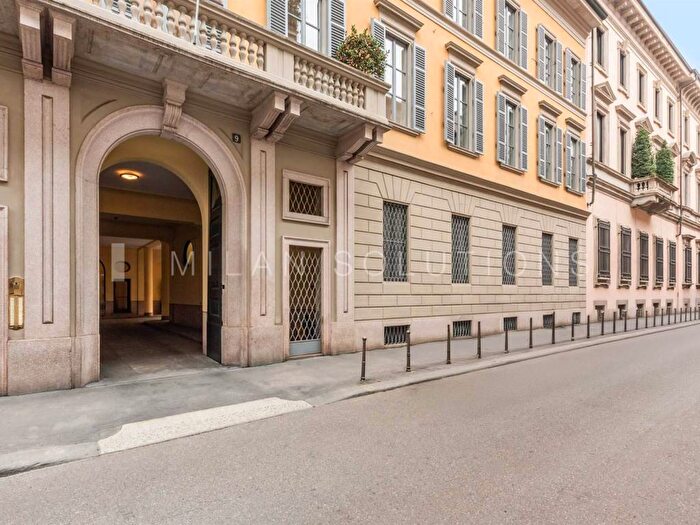 Appartamento quadrilocale in affitto in via Monte di Pieta, Brera, Milano