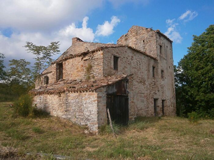Casa con 10 locali in vendita in Contrada Coste, Montelparo
