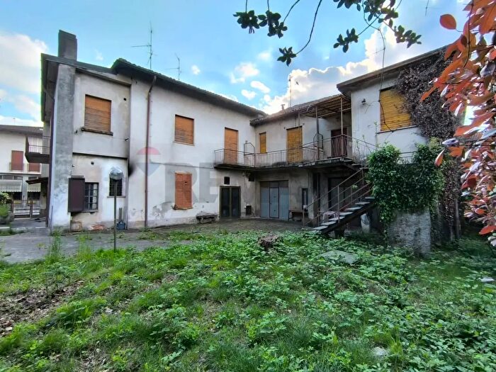 Casa con 12 locali in vendita in Casatenovo