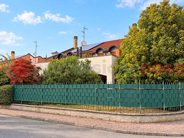 Casa quadrilocale in vendita in Via Campo del Ponte, Gessate