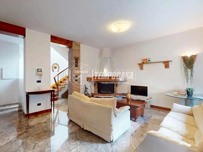 Casa con 6 locali in vendita in Carpi