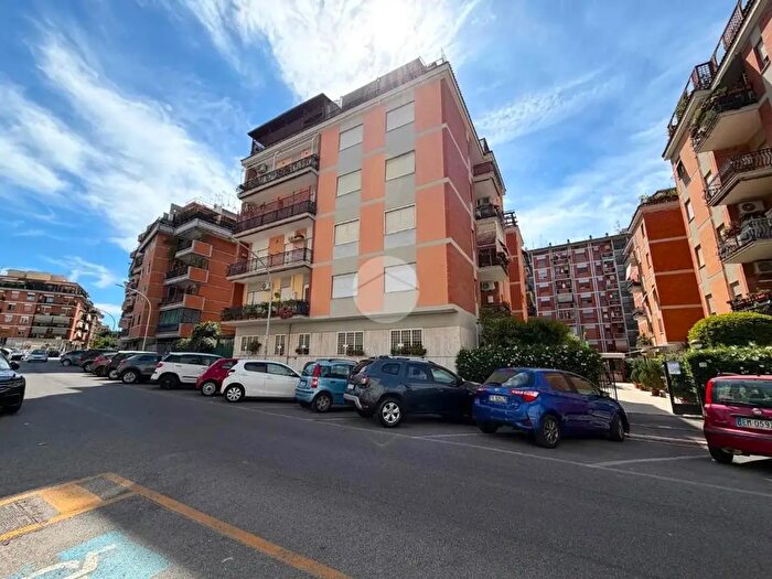 Appartamento trilocale in vendita in Via Todi, Roma
