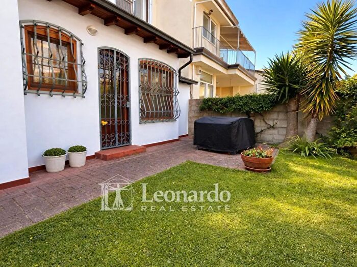 Casa con 12 locali in vendita in Via Fratelli Rosselli, Viareggio