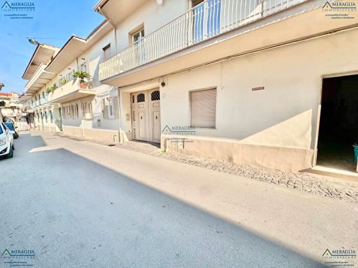 Appartamento trilocale in vendita in Via M Basile, Parete