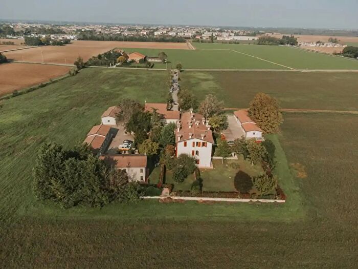 Appartamento con 6 locali in vendita in Via Parenza Alta, Borgo Virgilio