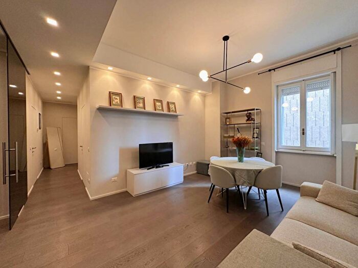 Appartamento trilocale in affitto in Via Edmondo De Amicis, Corso Genova, Milano