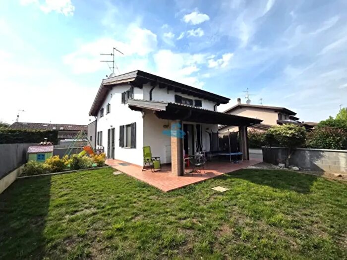 Casa con 6 locali in vendita in Frazione Ottavello, Rivergaro