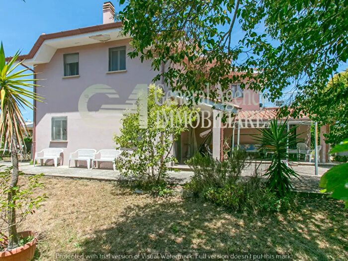 Casa con 9 locali in vendita in Via Merano, Roma