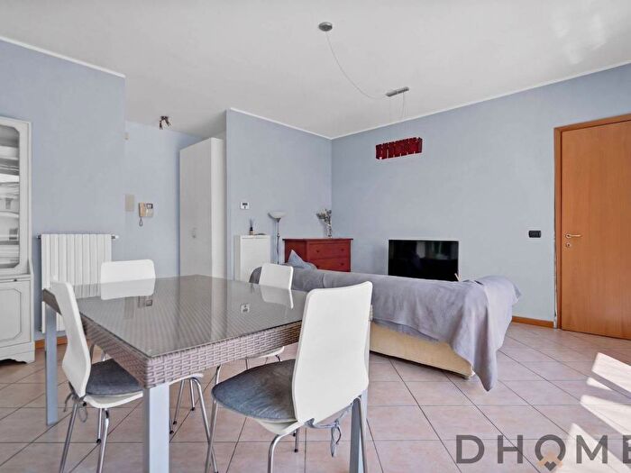 Casa quadrilocale in affitto in Via Savona, Giambellino, Milano