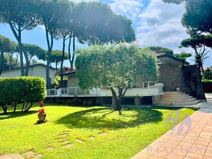 Casa con 8 locali in vendita in Camaiore