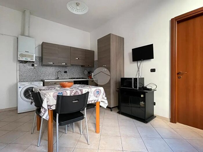 Appartamento bilocale in affitto in Via Cola Montano, Milano