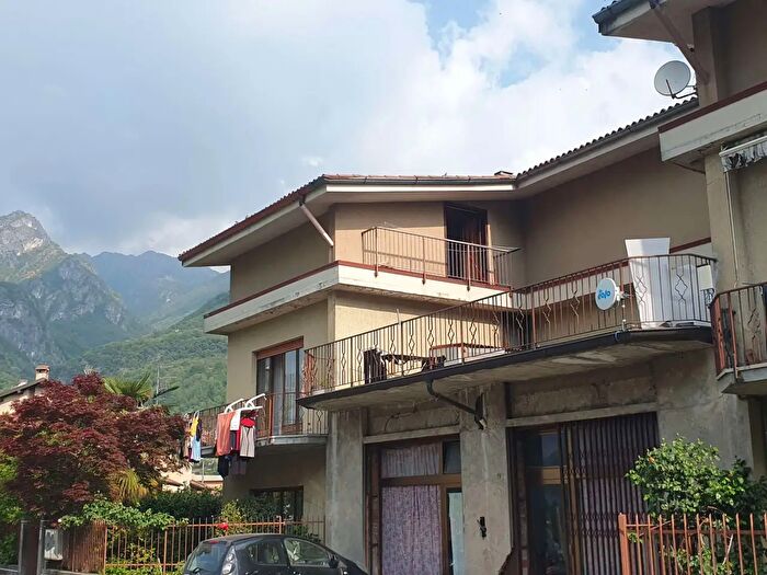 Casa con 7 locali in vendita in Calbiga, Porlezza