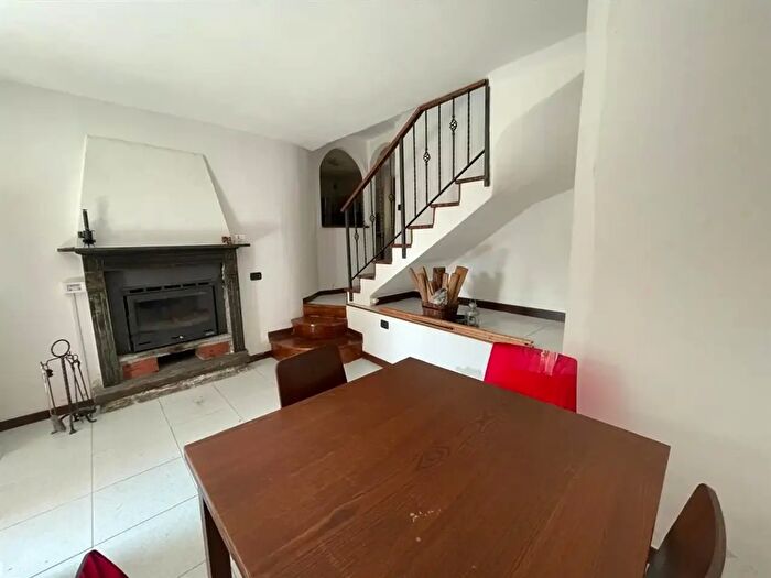 Appartamento trilocale in vendita in Via Garibaldi, Cuasso Al Monte